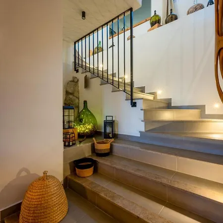 Pia Villa *